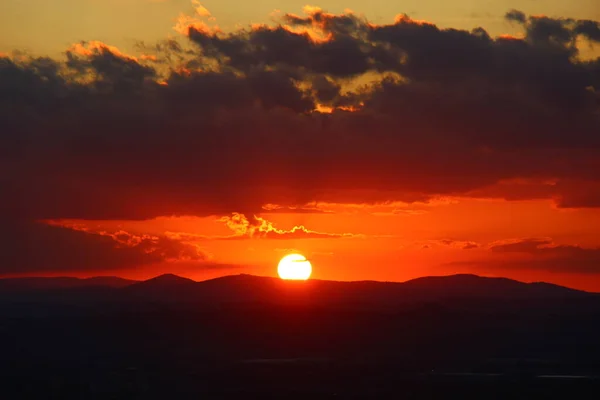 Puesta Sol Montañosa Los Colores Puesta Sol Invierno Son Poco — Foto de Stock