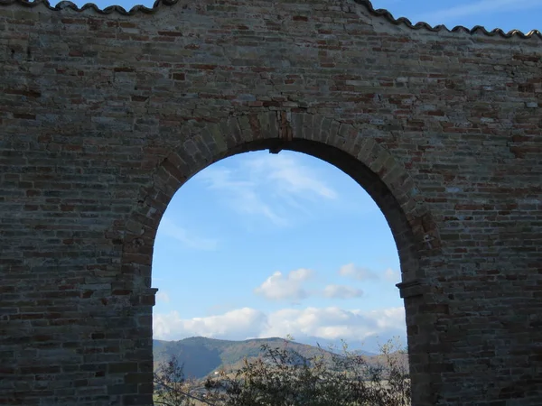 大自然与令人叹为观止的风景之间的风景 以及什么使我们每次都能看到这座山 — 图库照片