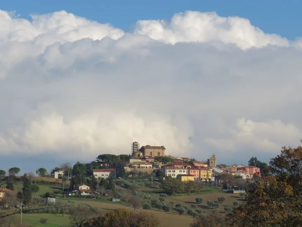 Campagna Collinare Piccolo Borgo Collinare Bellissimo Panorama Con Nube Che — Foto Stock