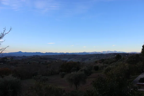 Paisaje Montaña Una Vista Entre Naturaleza Salvaje Paisajes Impresionantes Que —  Fotos de Stock