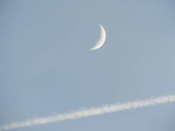 Luna Durante Giorno Cielo Leggermente Grigio Con Scia Aereo Che — Foto Stock