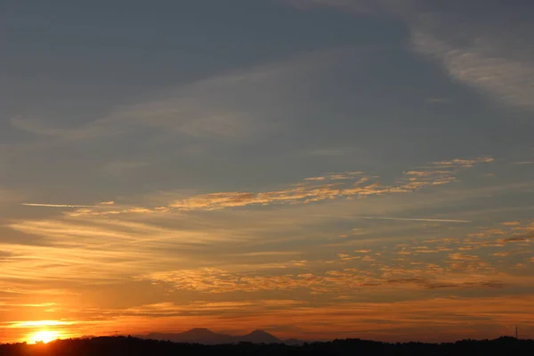 夕日の色 冬の夕日の色は少し強烈ではありませんが 常に美しく 特定の日没の丘 — ストック写真