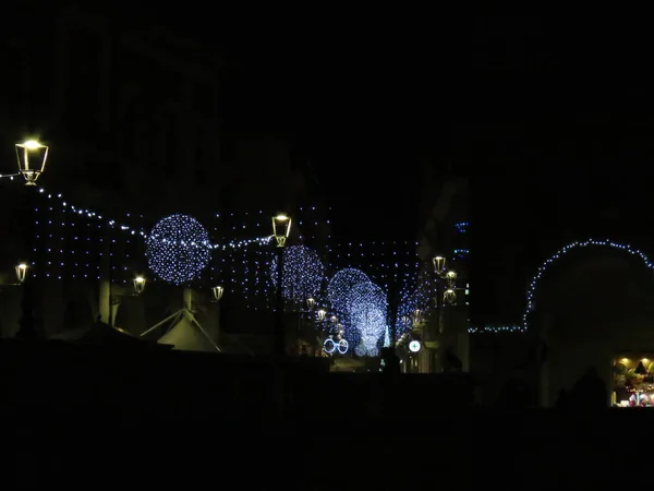 Karácsonyi Dekorációk Karácsonykor Minden Város Színes Sok Kis Lámpával Hogy — Stock Fotó