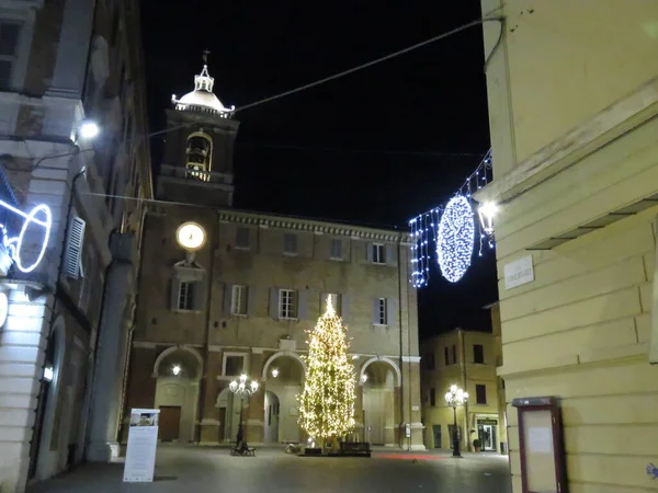Weihnachtsbeleuchtung Die Stadt Bereitet Sich Auf Weihnachten Vor Und Leuchtet — Stockfoto