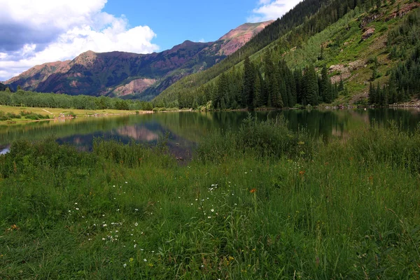 Eau claire d'un lac de montagne — Photo