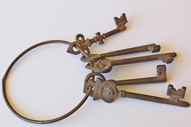 Eski demir anahtar halkası ile bağlı süslü anahtarlarını