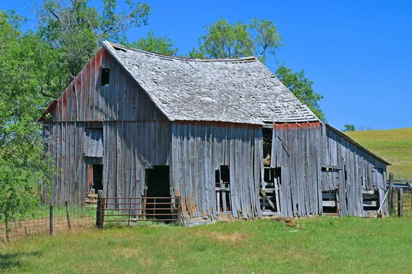 使用されなくなった農場の建物 — ストック写真