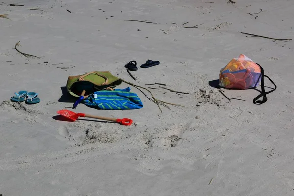 妈妈和孩子的沙滩装备 — 图库照片