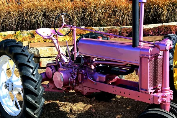 Wer hätte gedacht, dass es einen rosa Traktor geben würde — Stockfoto