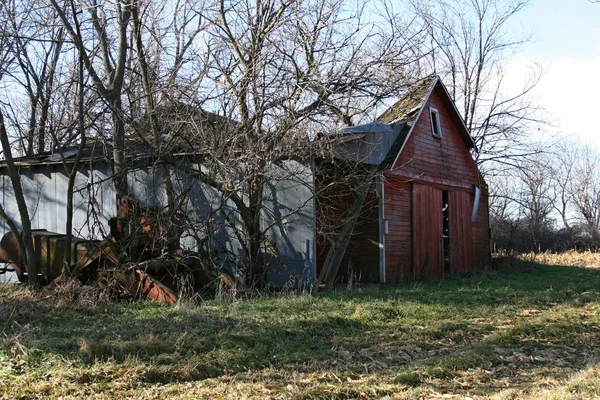 Velhos celeiros de madeira através das terras médias — Fotografia de Stock