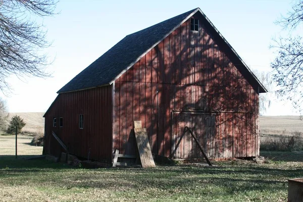 ミッドランドで古い木の納屋 — ストック写真