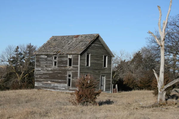 Casas rurales abandonadas entre los árboles y la hierba —  Fotos de Stock