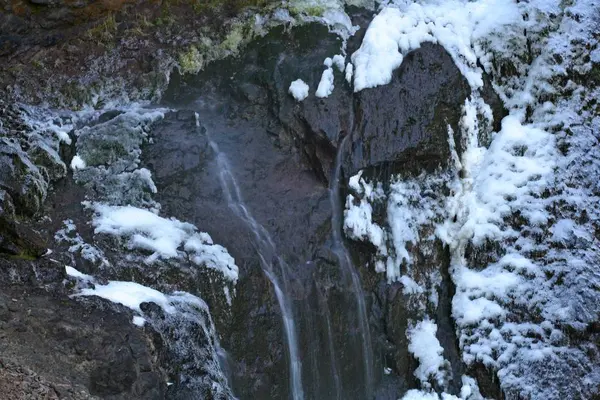 Winter-Wasserfall-Szene am Berg — Stockfoto