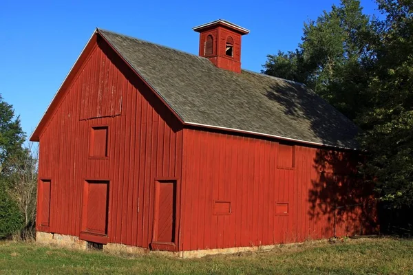 Kırmızı ahşap çiftlik barn — Stok fotoğraf
