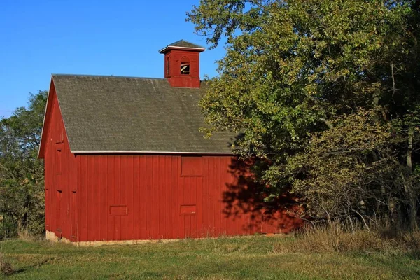 Celeiro de fazenda de madeira vermelha — Fotografia de Stock