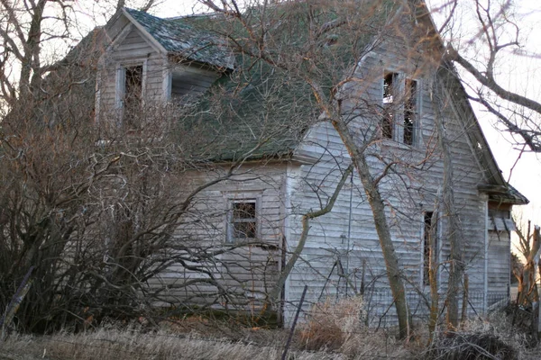 Velhas casas de fazenda esquecidas que ficam vazias ao longo dos tempos — Fotografia de Stock