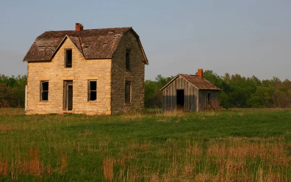 Kansas Flint Hills kalksten hem i prärien — Stockfoto