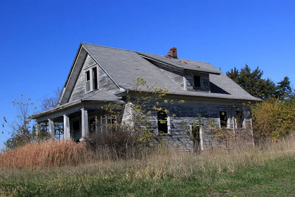 Vergessenes Bauernhaus Sitzt Leer Vor Dem Bunten Blauen Himmel — Stockfoto