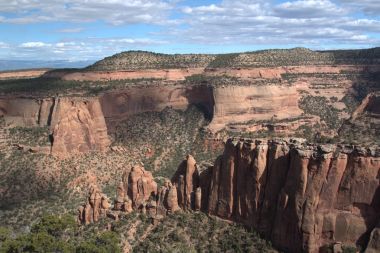 Güzel kırmızı rock kanyonlar Utah ve Batı Colorado bölgelerinde yaşamaktadırlar