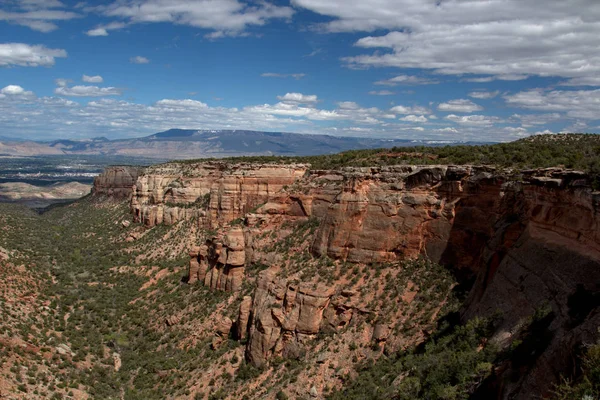 Os canyons vermelhos bonitos da rocha são numerosos em Utah e em Colorado ocidental — Fotografia de Stock