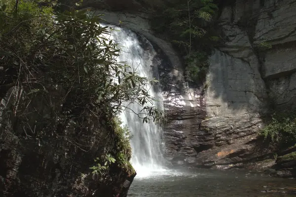 Jagd auf Wasserfälle in North Carolina entlang des Blue Grat Parkway — Stockfoto