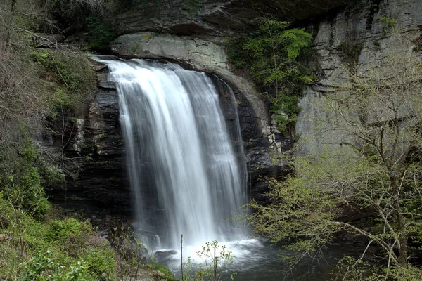 Jagar Water Falls i North Carolina längs Blue Ridge Parkway — Stockfoto