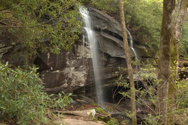 Persiguiendo las Cataratas del Agua en Carolina del Norte a lo largo del Blue Ridge Parkway — Foto de Stock
