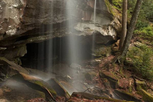 A caccia di cascate d'acqua in North Carolina lungo il Blue Ridge Parkway — Foto Stock