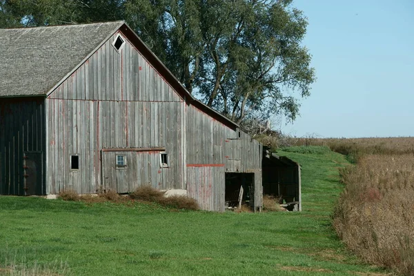 农民建造谷仓是为了帮助他们耕种土地 谷仓属于农场 — 图库照片