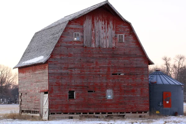 Rural Farm Barn Senta Início Manhã Nascer Sol — Fotografia de Stock