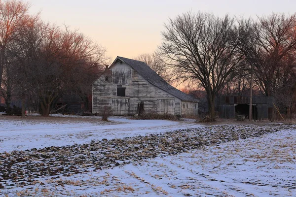 农村农场谷仓坐在清晨的日出 — 图库照片