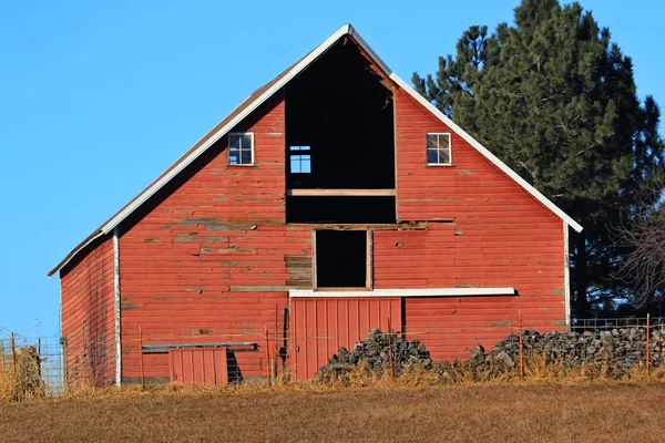 Old Wood Barns Dot Landscape — Stock Photo, Image