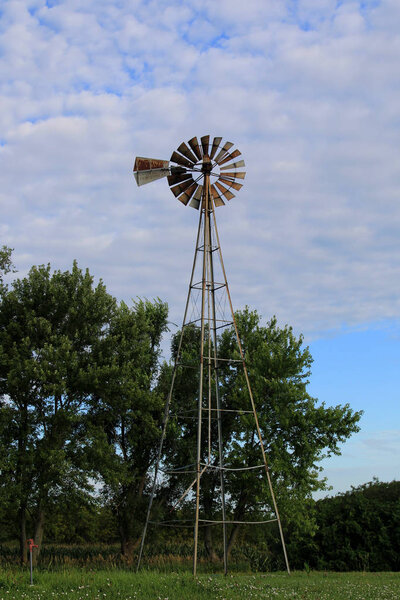 Старая бревенчатая изба, расположенная в горах Роки
