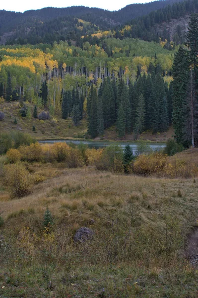 Blick Hinunter Einen Bergsee Umgeben Von Farbenfroher Herbstlandschaft Den Felsigen — Stockfoto