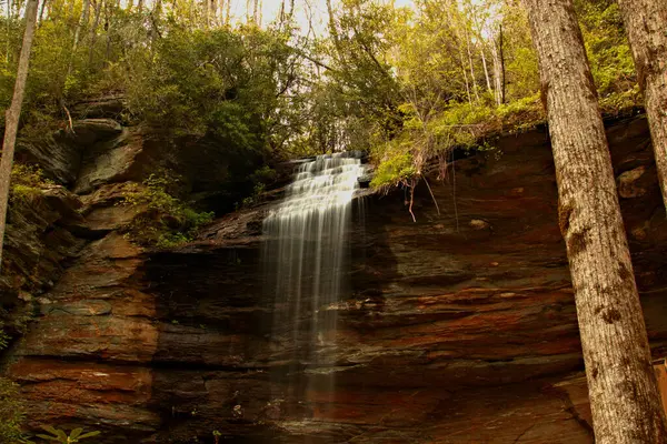 Schöne Herbstfarbene Landschaft Umgibt Einen Langsamen Seidigen Fluss Eines Wasserfalls — Stockfoto