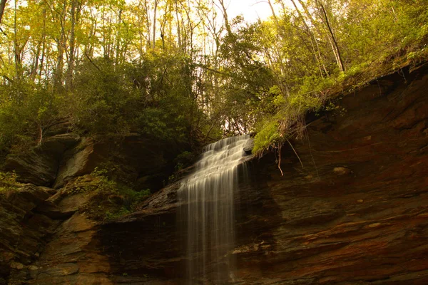 Waterfall Early Afternoon Sunlight Stricking Yellow Fall Leaves — Stockfoto