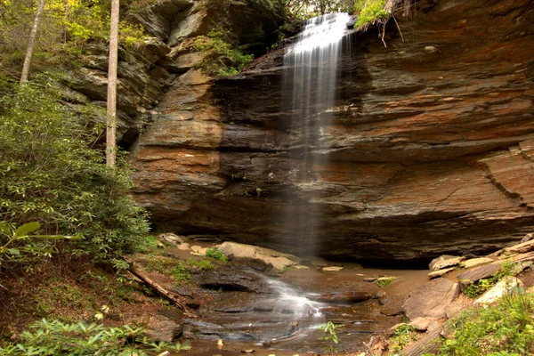 在北卡罗莱纳州的一个国家森林里 流淌的瀑布是一块岩石般的露头 — 图库照片