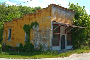 Smokey Dağları 'nda terk edilmiş bir köy mağazası var.