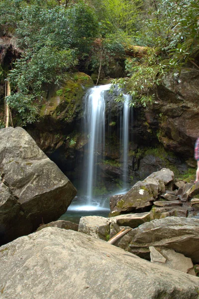 Cascate Che Lasciano Uno Sperone Canyon Circondato Vegetatio — Foto Stock