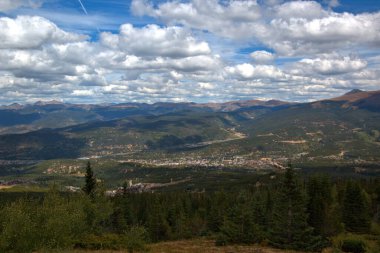 Beckenridge, Colorado 'nun renkli manzarası yüksek bir yerden izlendi