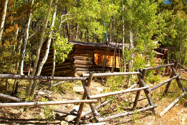 Cabina Montagna Vuota Trova Dimenticata Circondata Fogliame Colorato Autunno — Foto Stock