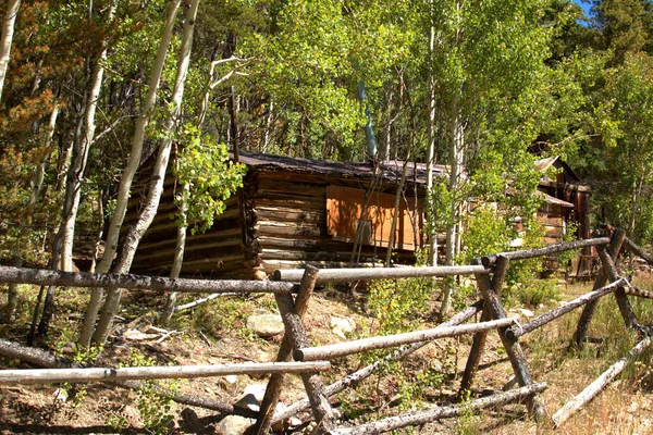 Leere Berghütte Sitzt Vergessen Umgeben Von Herbstfarbenem Laub — Stockfoto