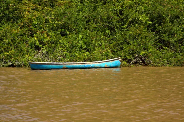 Kosta Rika Nehir Kenarına Park Edilmiş Eski Bir Tekne — Stok fotoğraf