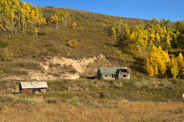 Sonbahar Renkleriyle Çevrili Terk Edilmiş Çiftlik Binaları Küçük Bir Kanyonda — Stok fotoğraf