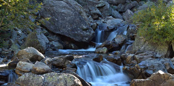 Bergwater Valt Met Herfstkleuren Rond Rotsen — Stockfoto