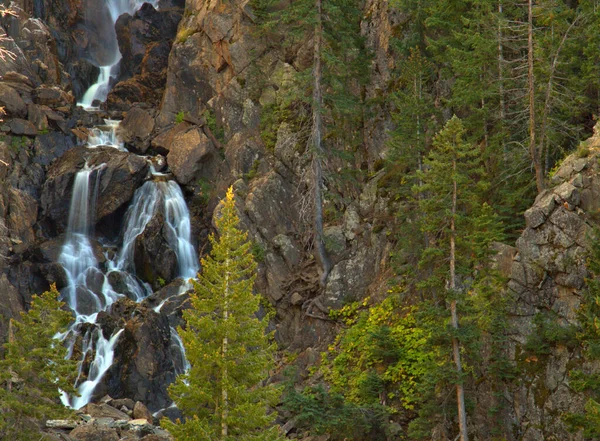 Agua Cristalina Pura Precipitándose Por Rocas Musgosas Cañón Debajo — Foto de Stock