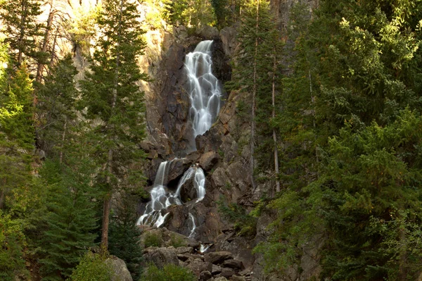 Wunderschöne Landschaft Mit Wasserfall Bergwald — Stockfoto