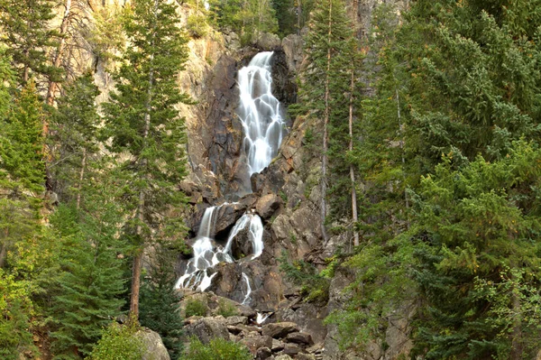 Vackert Vattenfall Höstskogen Bergen Vid Solnedgången — Stockfoto