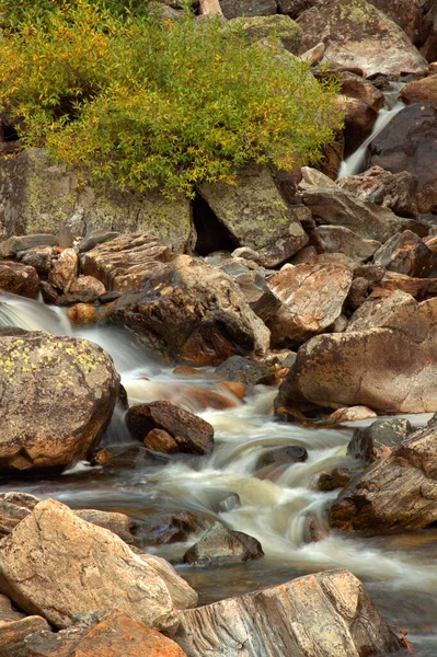 Eau Douce Soyeuse Qui Coule Travers Lit Rocheux — Photo