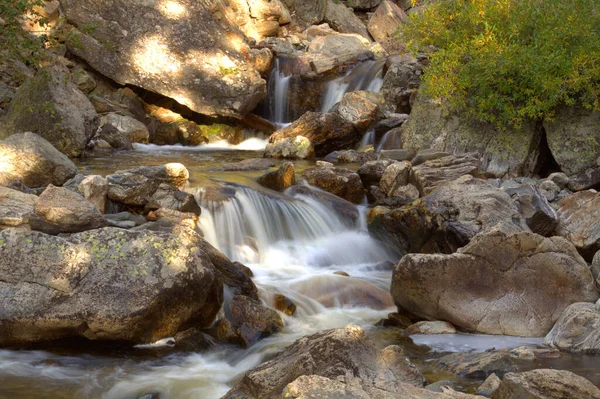 Closeup Água Que Flui Através Das Rochas Granito Córrego Montanha — Fotografia de Stock